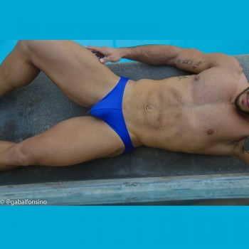 bello color azulino para un traje de baño de hombre, vista de frente