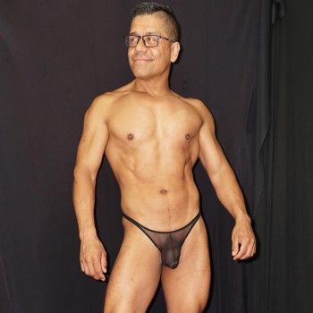 sutien de tul con lycra color negro, asombrosamente caliente en un hombre, vista de frente