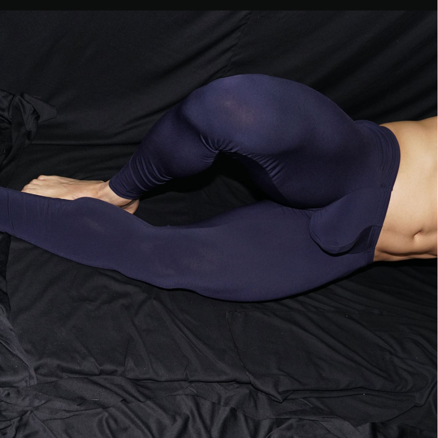 Calza larga marcadora de paquete y culo. Azul Marino