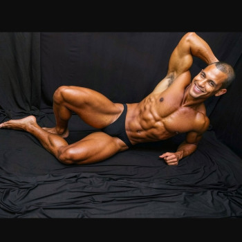 Venta en linea de slip Bikini hombre color Negro, vista acostado de frente