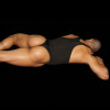 Venta en linea de body lenceria hombre microfibra negro,. vista acostado de espaldas