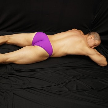 slip cachetero marcador de glúteos color morado, vista de espalda