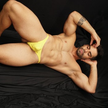 tienda en linea de sutien sexy amarillo para hombre vista acostado