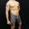short paquetón malla gris, que marca paquete y culo, vista de pie de perfil