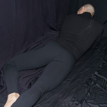 calza larga hombre algodon con spandex negro, vista de espalda