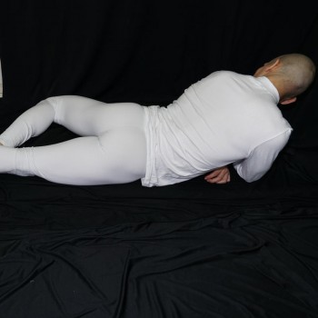 calza larga spandex elastano lycra  hombre blanca, vista de espalda acostado